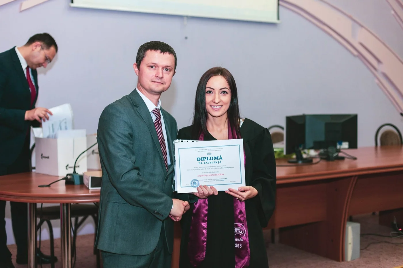 Paula Nemtanu primește diploma de excelență